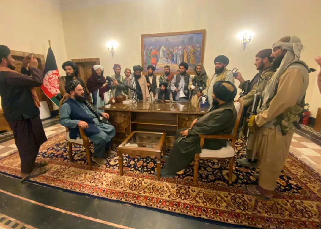 当地时间2021年8月15日，阿富汗喀布尔，塔利班宣称控制阿富汗总统府。图/澎湃