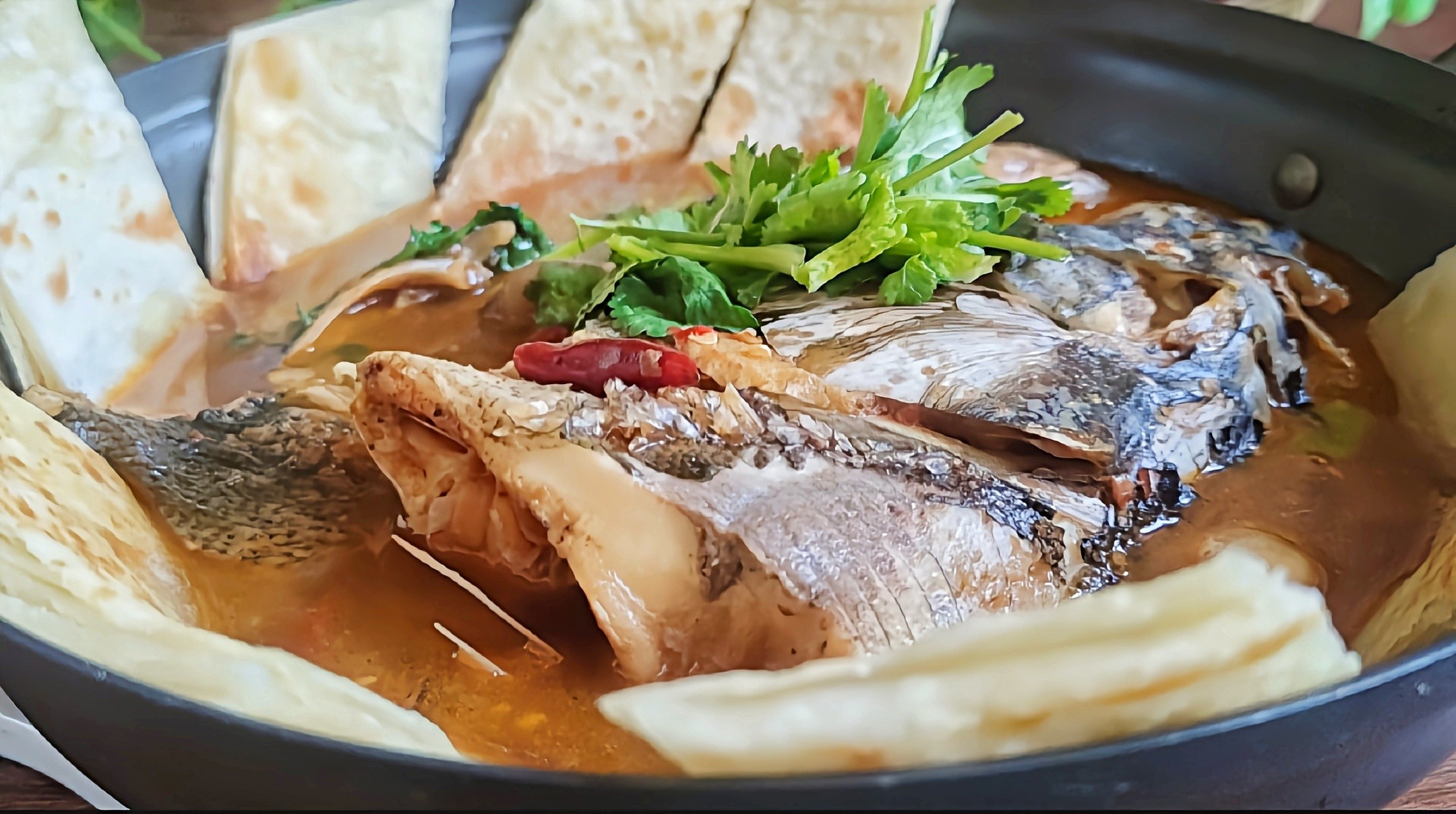 家庭版鱼头泡饼,省钱又实惠,地道做法详细步骤,在家就能轻松做