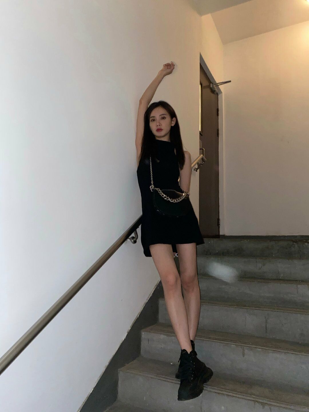 曾经,美娜与秦奋相恋,一炮而红,日新月异,即将嫁入豪门,成为少奶奶.