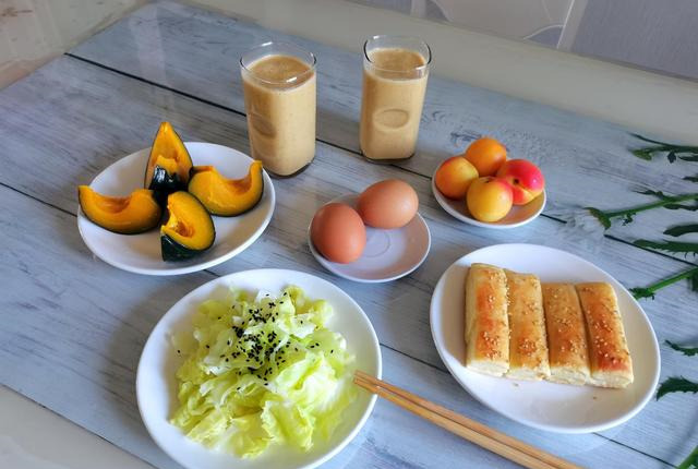 我们去上班,孩子现在上大学了,我们夫妻俩也养成了在家吃早餐的习惯