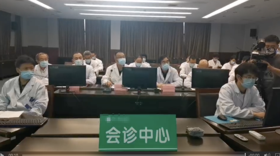 ▲11日下午，舟山市新冠肺炎医疗救治专家组正在会诊查看船员CT报告