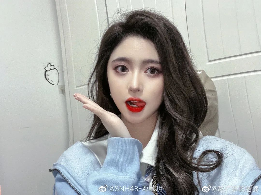 说实话,邓歆玥本身的脸型偏圆润,并不如鞠婧祎的瓜子