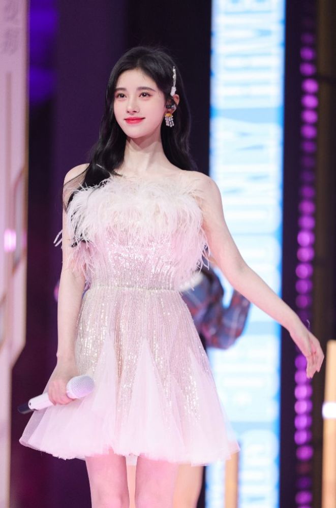 鞠婧祎化身"暗黑公主",一袭浅黑色网纱裙,清雅点缀突出古典范