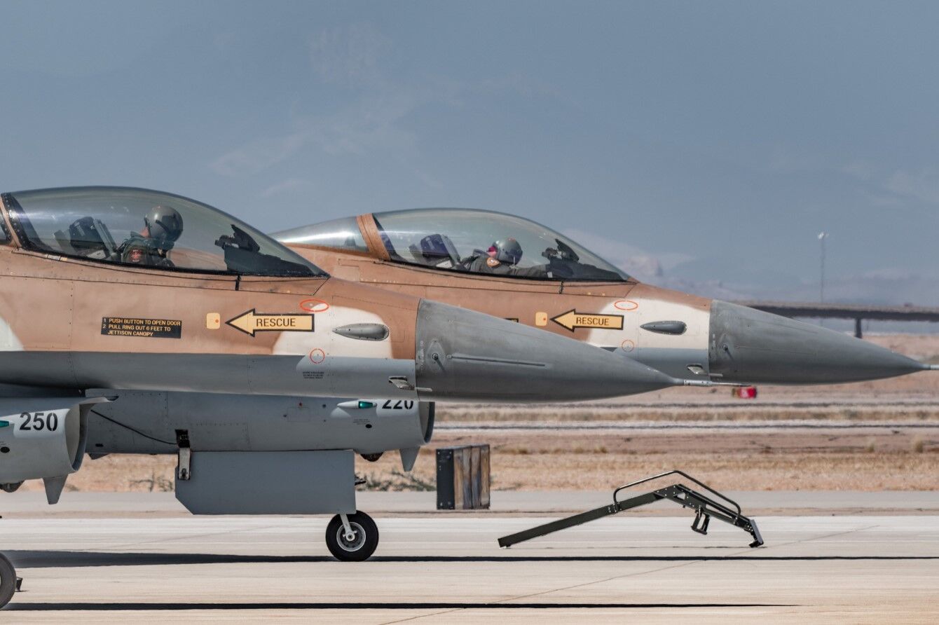 以色列的F-15I“战略轰炸机”，航程达到4500公里，载弹量超11吨_凤凰网军事_凤凰网