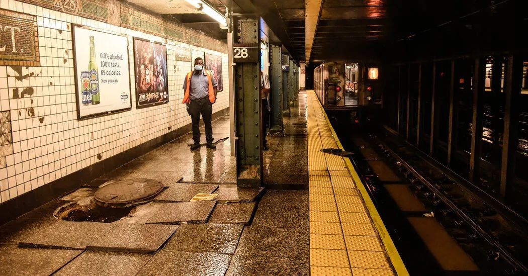 纽约宣布进入紧急状态历史性大暴雨如瀑布般灌入地铁站