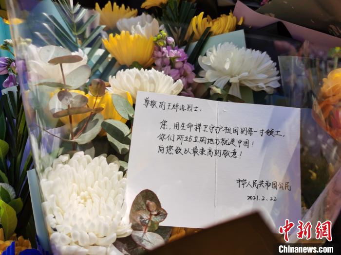 自发悼念的市民在卡片上写下致辞。　王登峰 摄