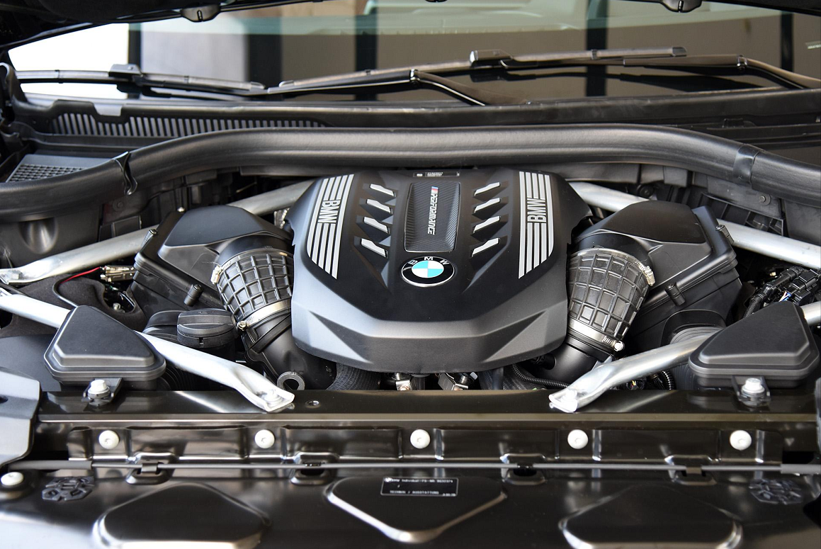 宝马x8正式曝光,全新设计加4.4t v8发动机,x7旗舰地位不保?