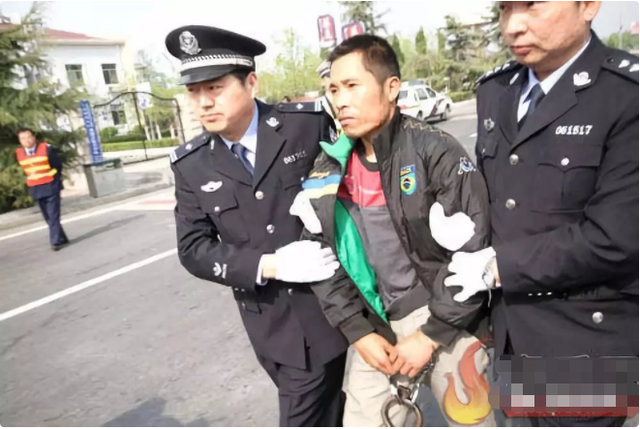 9年前王海峰持刀杀害一家5口人,实施了一起惨无人道的灭门案,王海峰