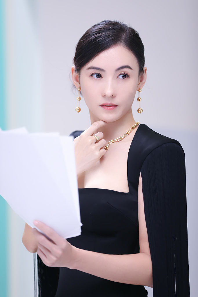 1/42021年3月12日讯,张柏芝杂志大片花絮照曝光,身穿黑色斗篷西装展