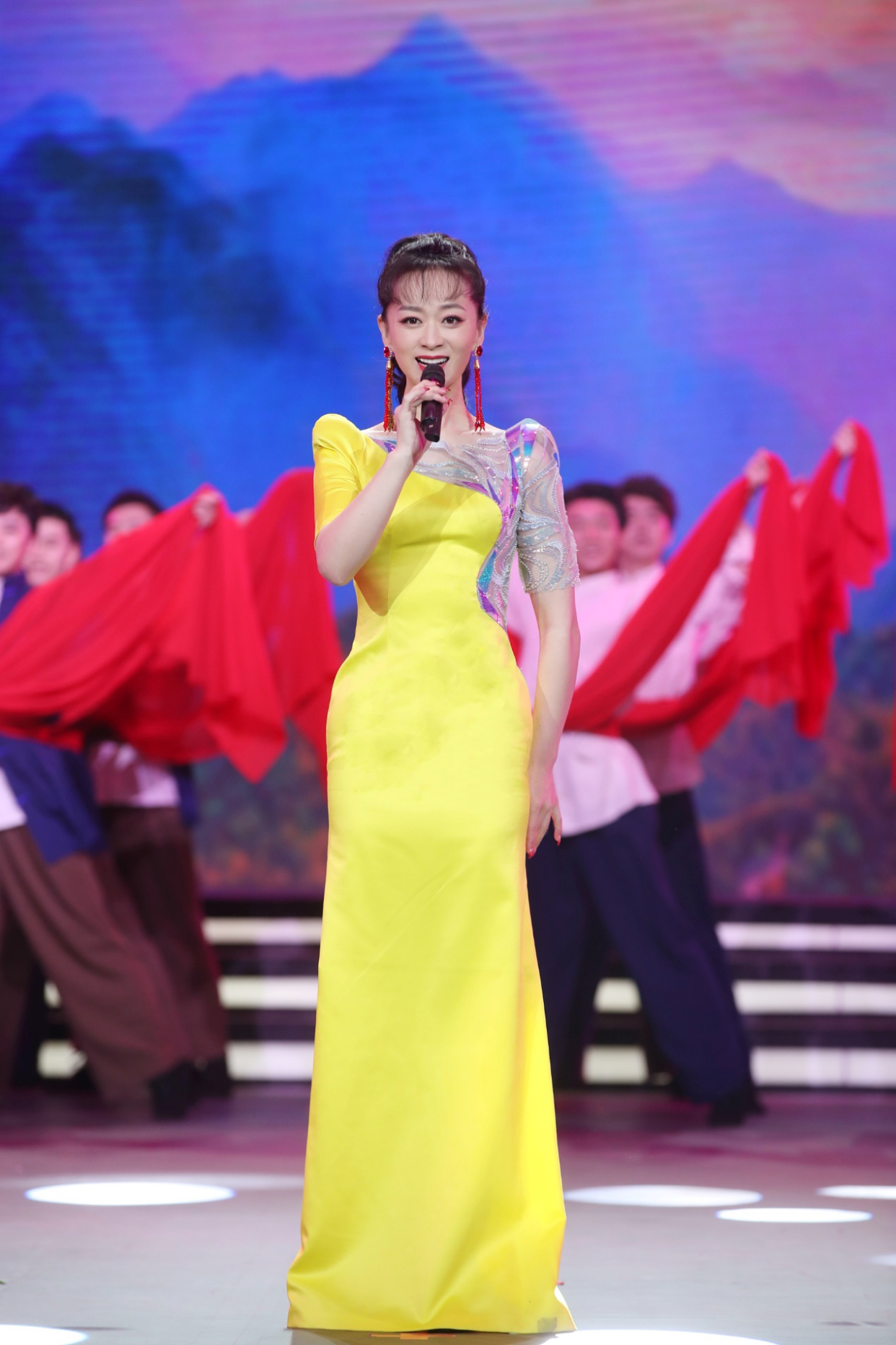 2021湖北卫视春晚袁慧婷倾情演唱经典红歌《八月桂花遍地开》