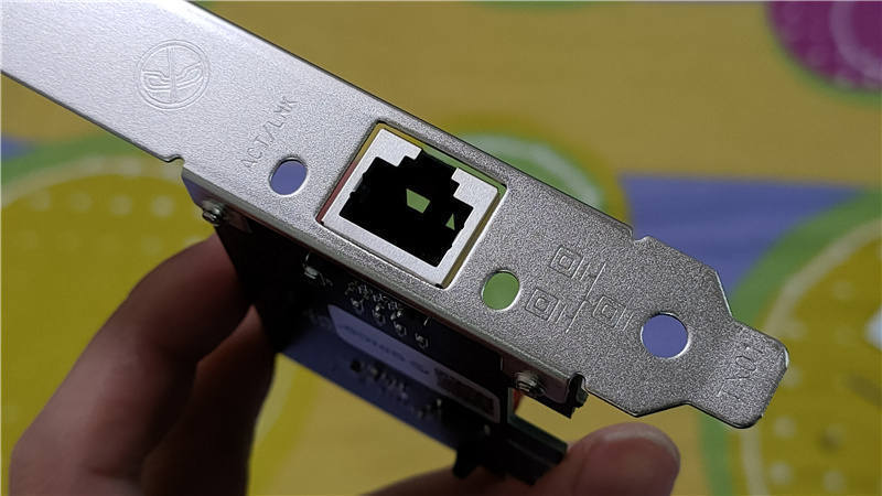 5g有线网卡,在挡板部分仅设有一枚八芯接口的rj45网口,同时在网口两侧