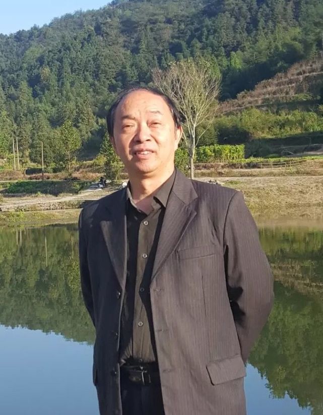 会会员,中国水墨艺术研究院院士,美国书画艺术研究院江苏分院副院长