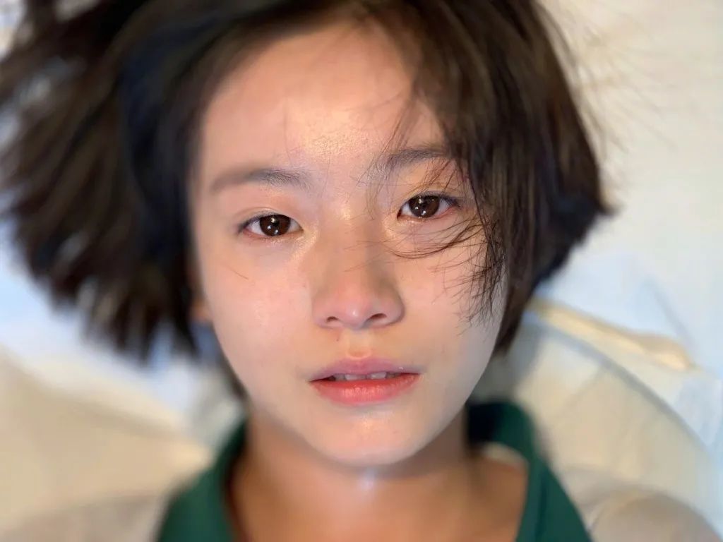 拍摄《兔子暴力》时黄觉在片场拍摄的李庚希:更多本