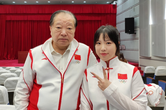 杨倩合影64岁许海峰!中国奥运史上首金得主头发白了,尽显老态