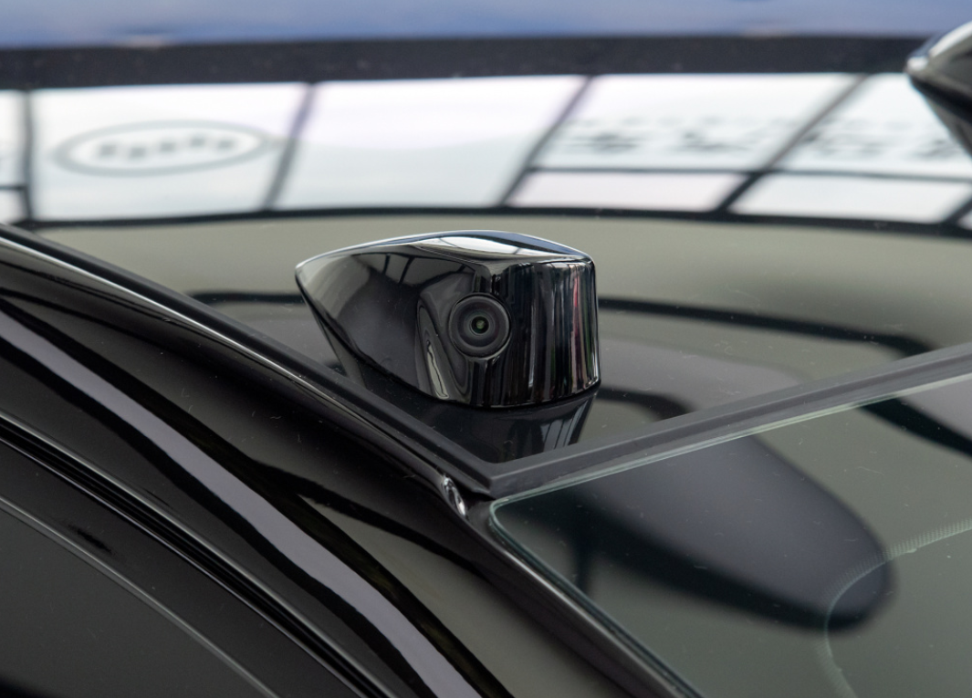 以及7颗800万像素高清摄像头,再加上环视摄像头,毫米波雷达等传感器