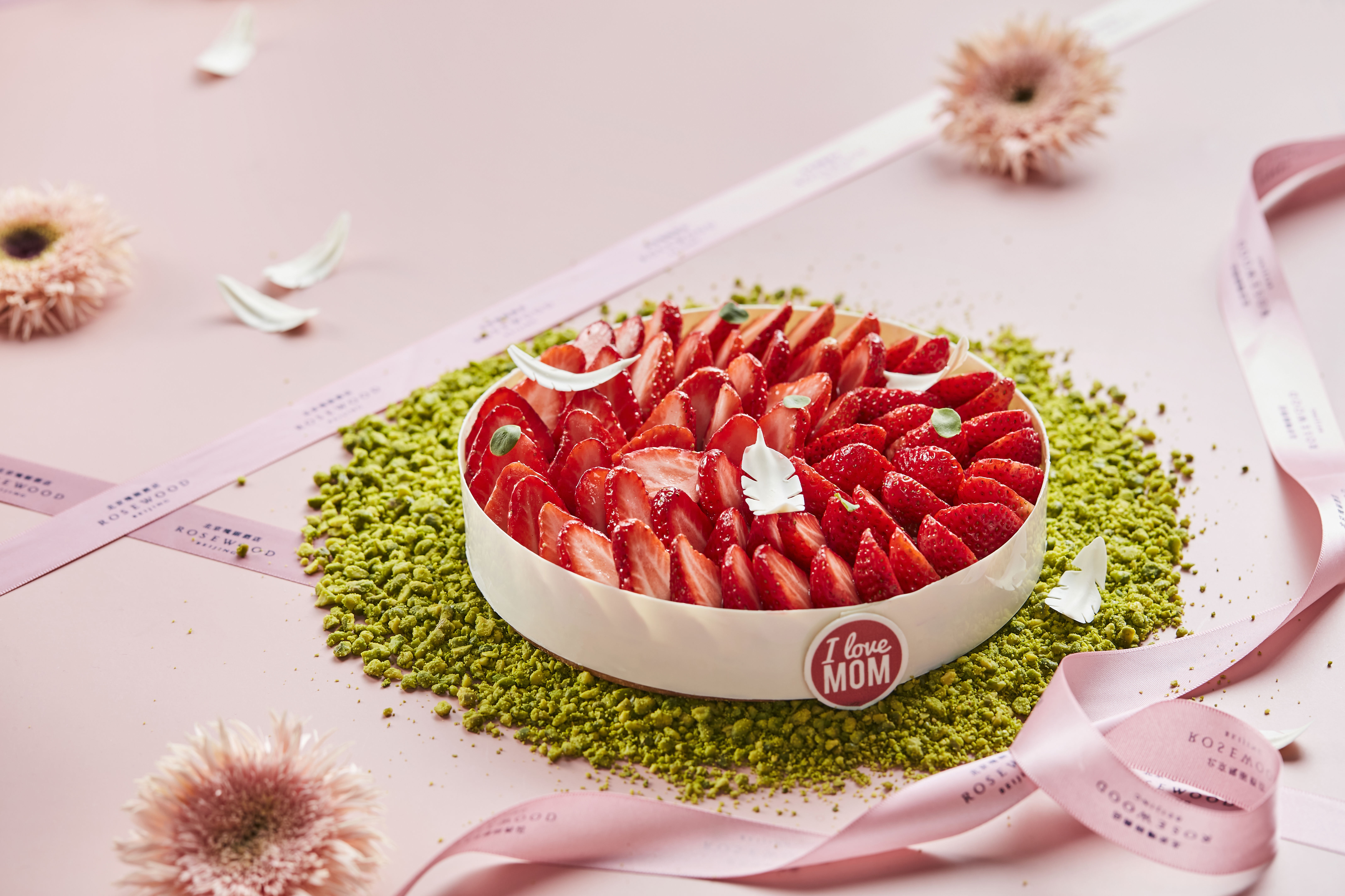 北京瑰丽酒店怡庭大堂吧母亲节草莓雪纺蛋糕