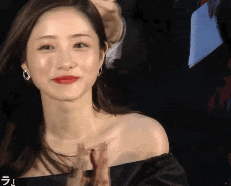 这么甜美的一张脸为何让人看了就想反手给她一个大嘴巴子