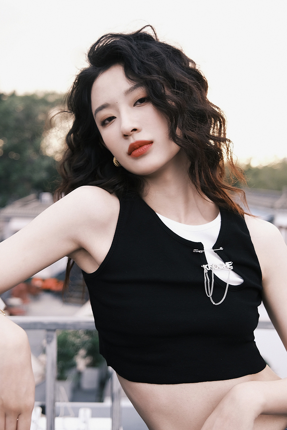 孙佳雨天台夕阳大片曝光 灵动卷发演绎高级复古感__凤凰网