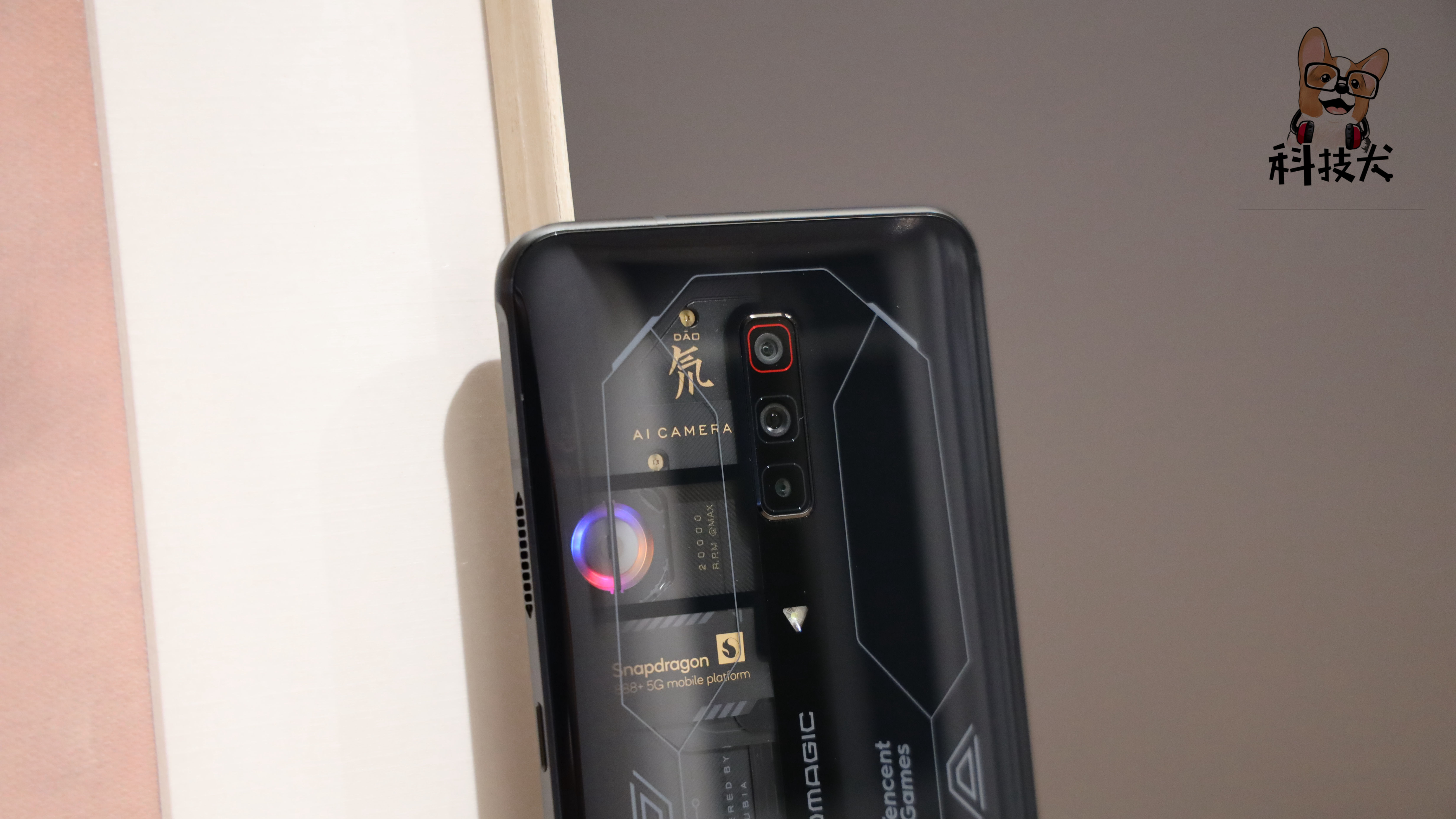 红魔6s pro氘锋透明版开箱:6项升级亮点 搭配航天级散热黑科技