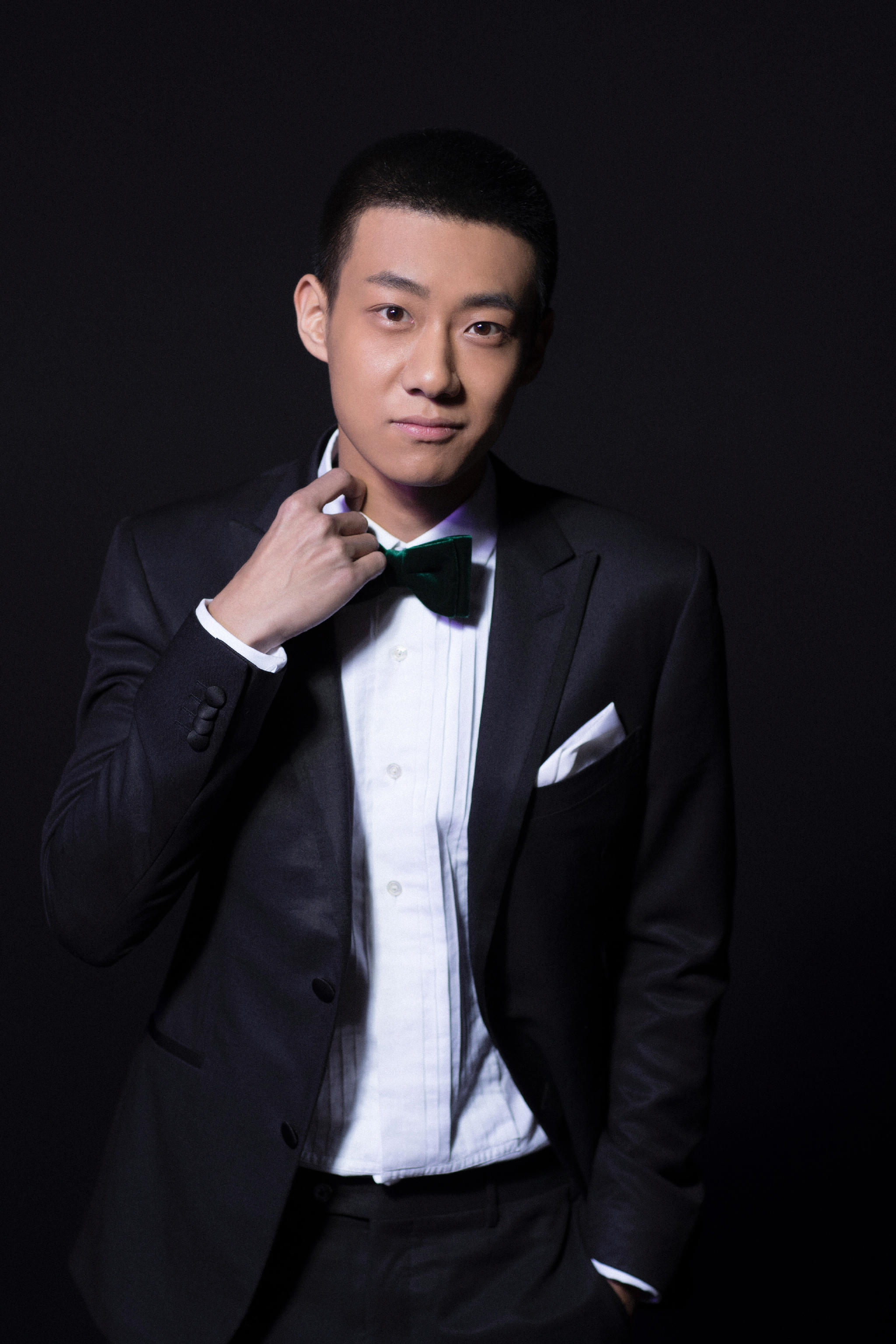 同一个形象感觉截然不同,演啥像啥的高至霆,难得不走鲜肉风__凤凰网