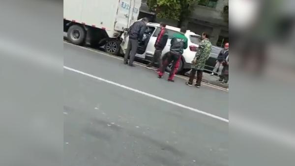 黄山警方通报“交通事故车辆中发现女尸”：他杀，嫌犯已抓获