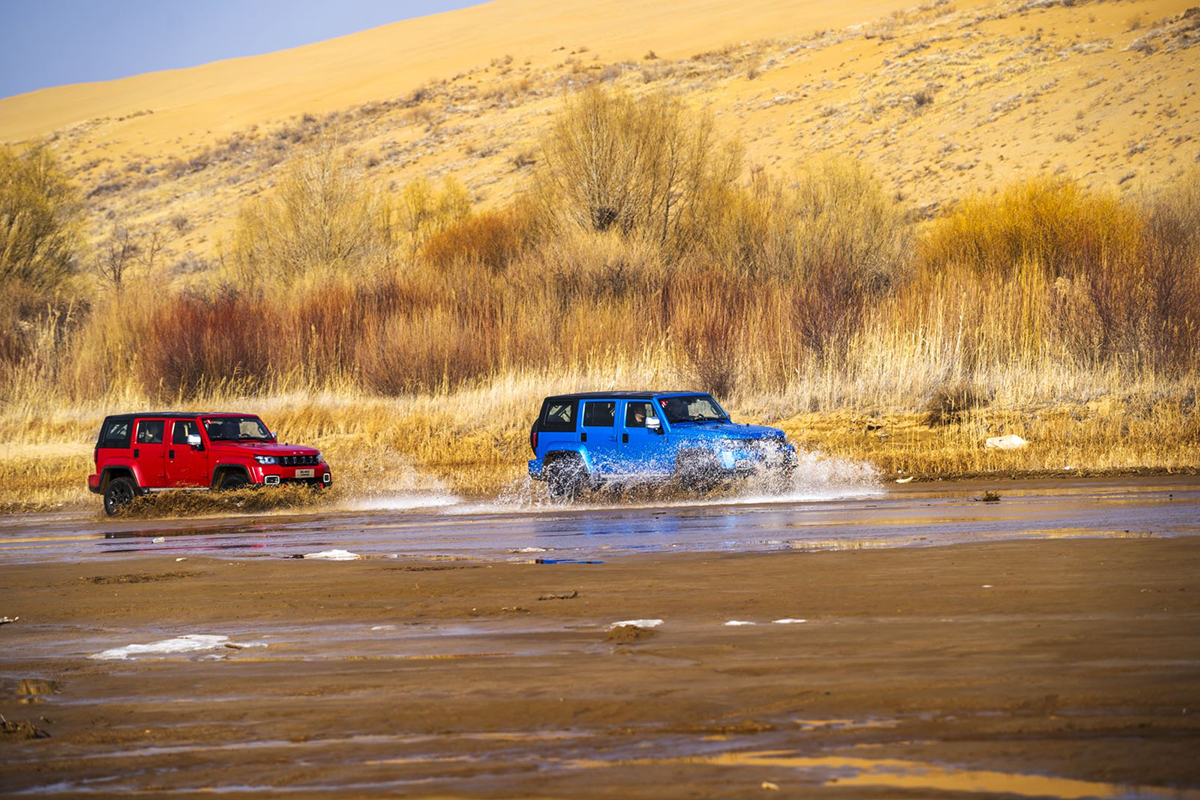 达喀尔拉力赛战车附身 bj40刀锋英雄版16.99万起售