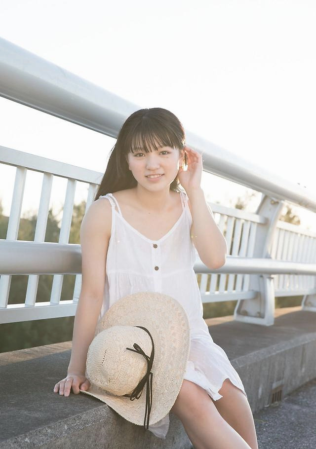 笑容甜美的日本女生,身穿纯白色的吊带裙,看起来阳光又可爱