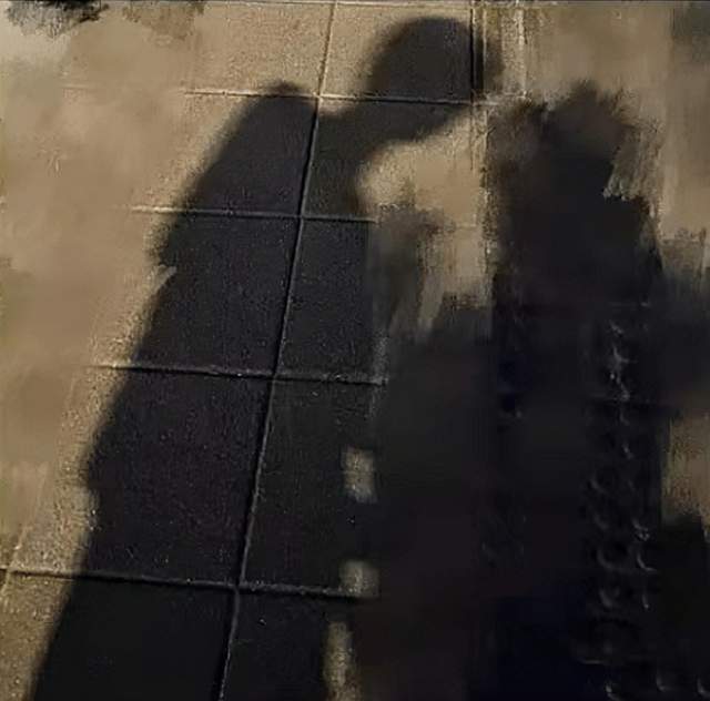 赵丽颖就粉丝互撕事件致歉，王一博“二搭”风波后现身，摘掉与赵丽颖“同款项链”避嫌