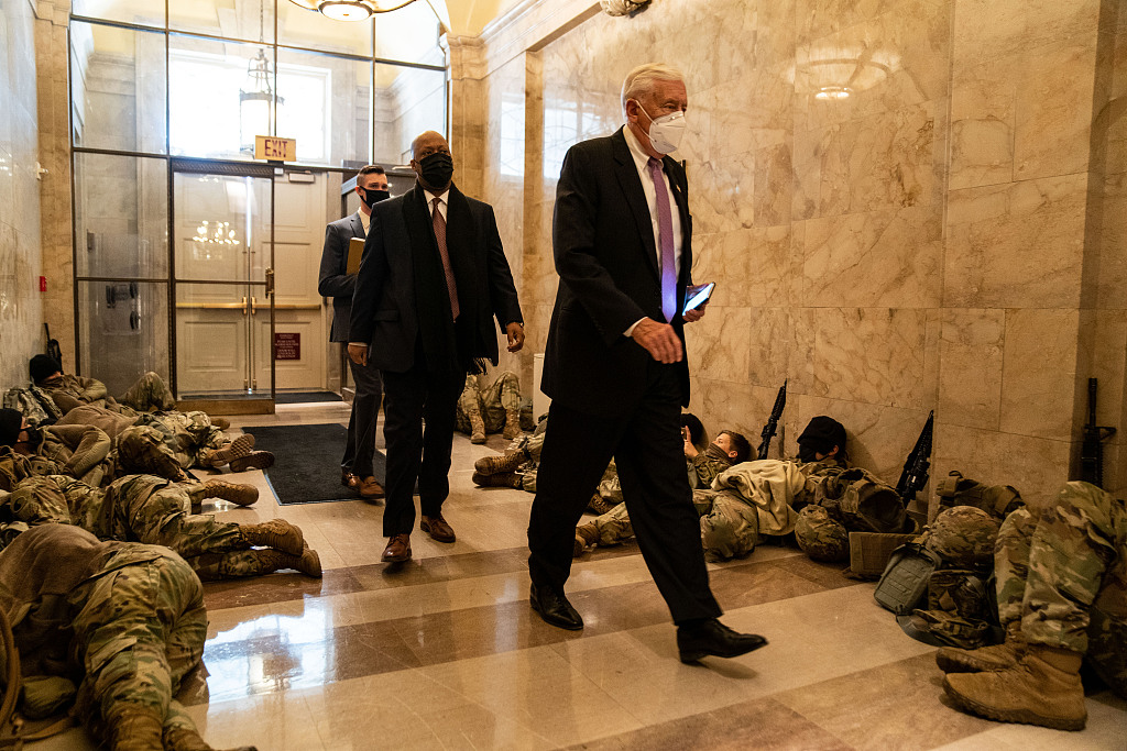 当地时间2021年1月13日，美国华盛顿特区，美国国会众议院以232票赞成，197票反对通过了针对美国总统特朗普弹劾案。国会大厦内外有大量的国民警卫队在维护安全。美国数千国民警卫队士兵在国会大厦内席地而睡，随时待命。