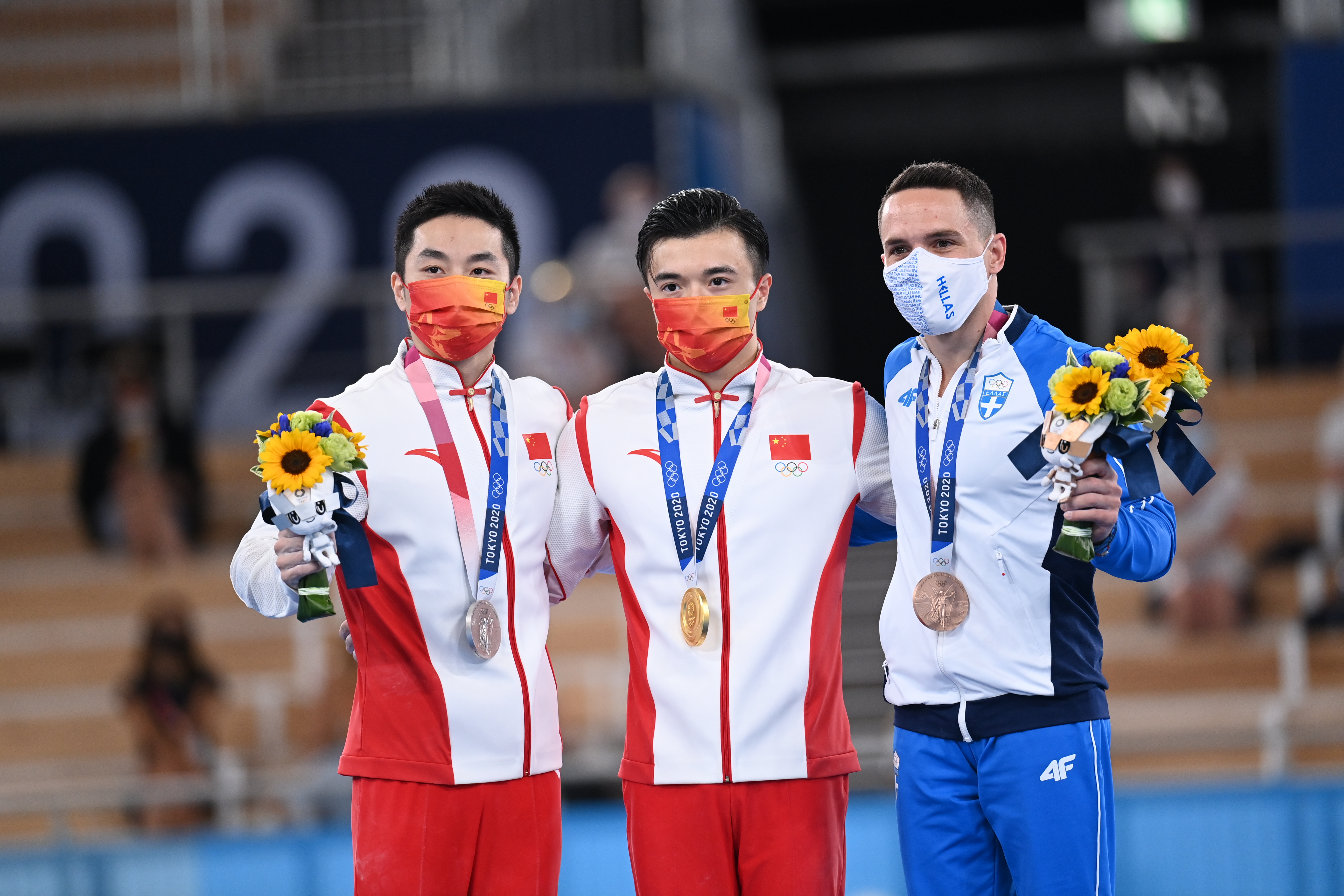 8月2日，冠军中国选手刘洋（中）、亚军中国选手尤浩（左）、季军希腊选手佩德罗尼亚斯在颁奖仪式上。新华社记者程敏摄