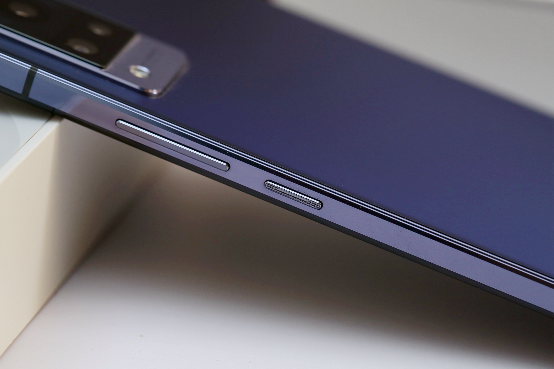 底部的type-c充电接口,扬声器和sim卡槽,和另一颗麦克风,没有设置对称