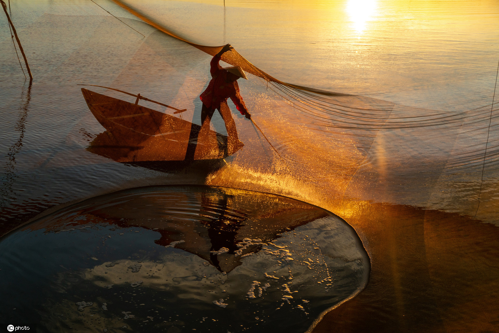 会安古镇位于越南岘港市南边,距离市区不到30公里,曾是越南历史上著名的贸易大港。会安古镇的建筑处处流露出中国传统文化的痕迹,古镇中旧得有些斑驳的老房子显得古色古香,穿城而过的河流,倒映在水中的灯笼、河灯和小桥,别样的静谧,宛如一幅幅画卷。(图片来源:东方IC)