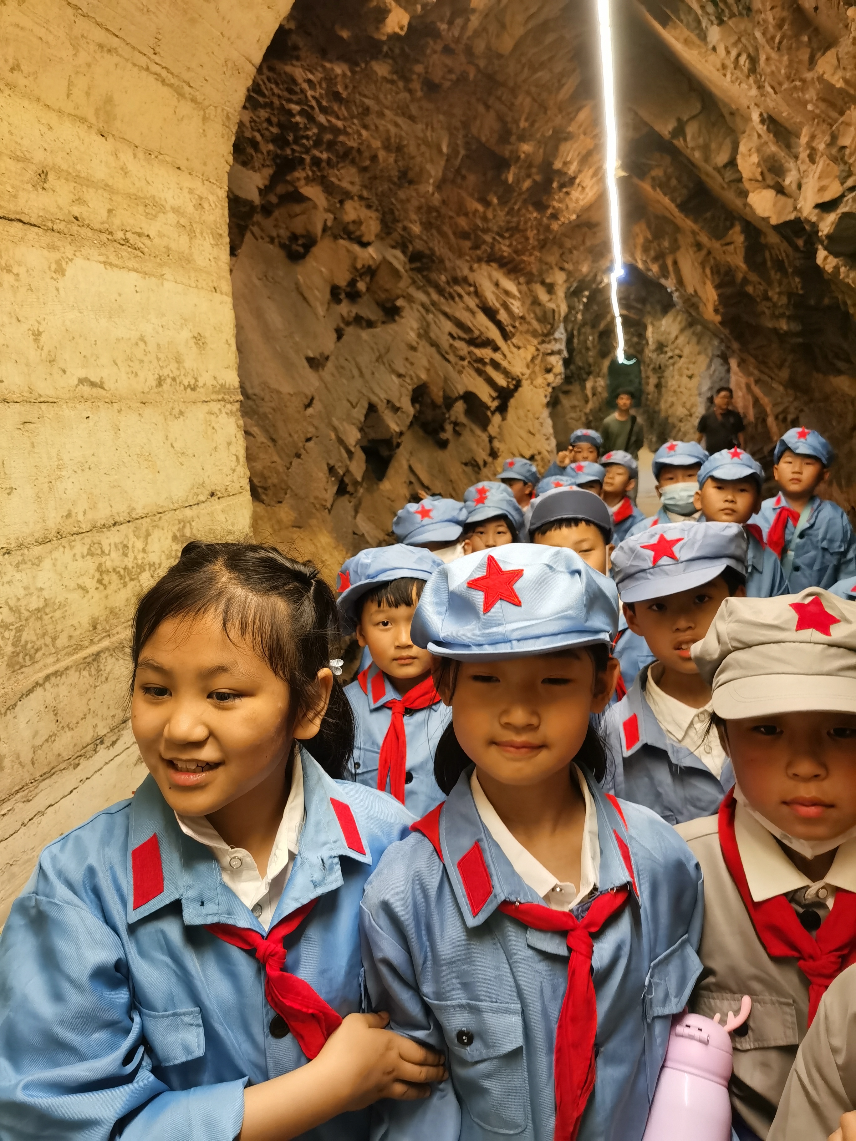 临沂罗西小学开展夹谷山小红军研学旅行活动