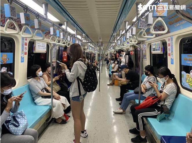 双北三级警戒首个上班日,新北板桥火车站与邻近捷运站、车厢内人潮情形。“ETtoday新闻云”“三立新闻网”