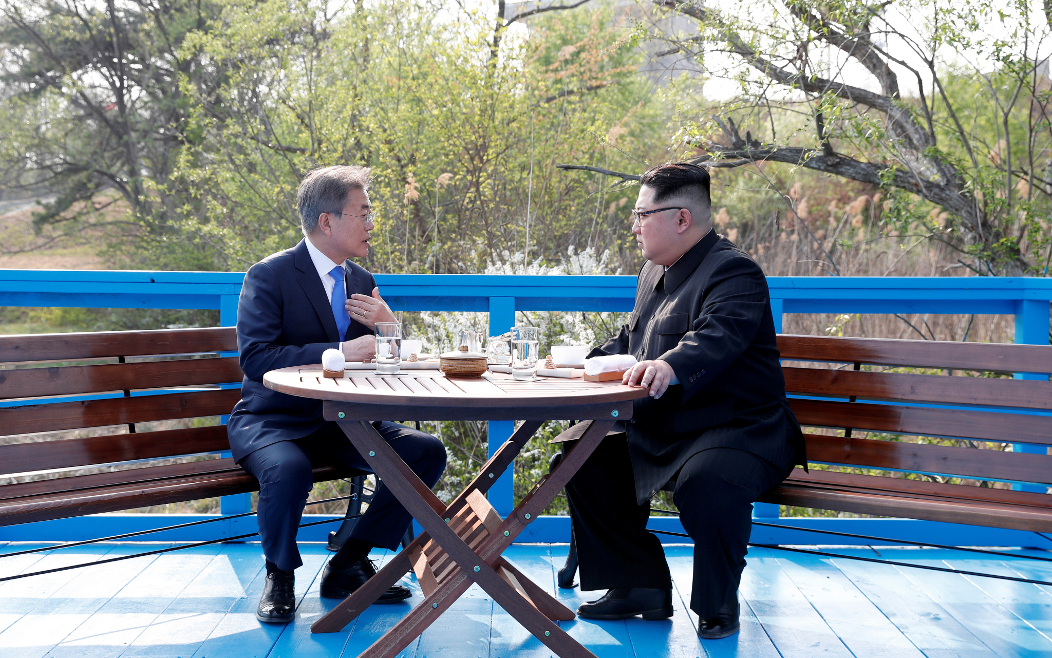 当地时间2018年4月27日，板门店，韩国总统文在寅和朝鲜最高领导人金正恩在板门店进行会面。澎湃影像 资料图