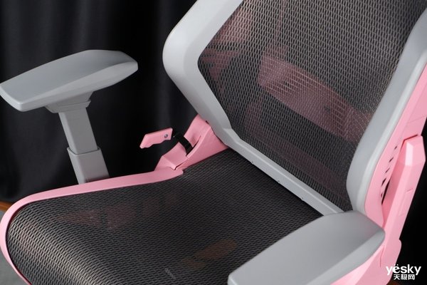 迪锐克斯DXRACER AIR女神定制款电竞网椅测评