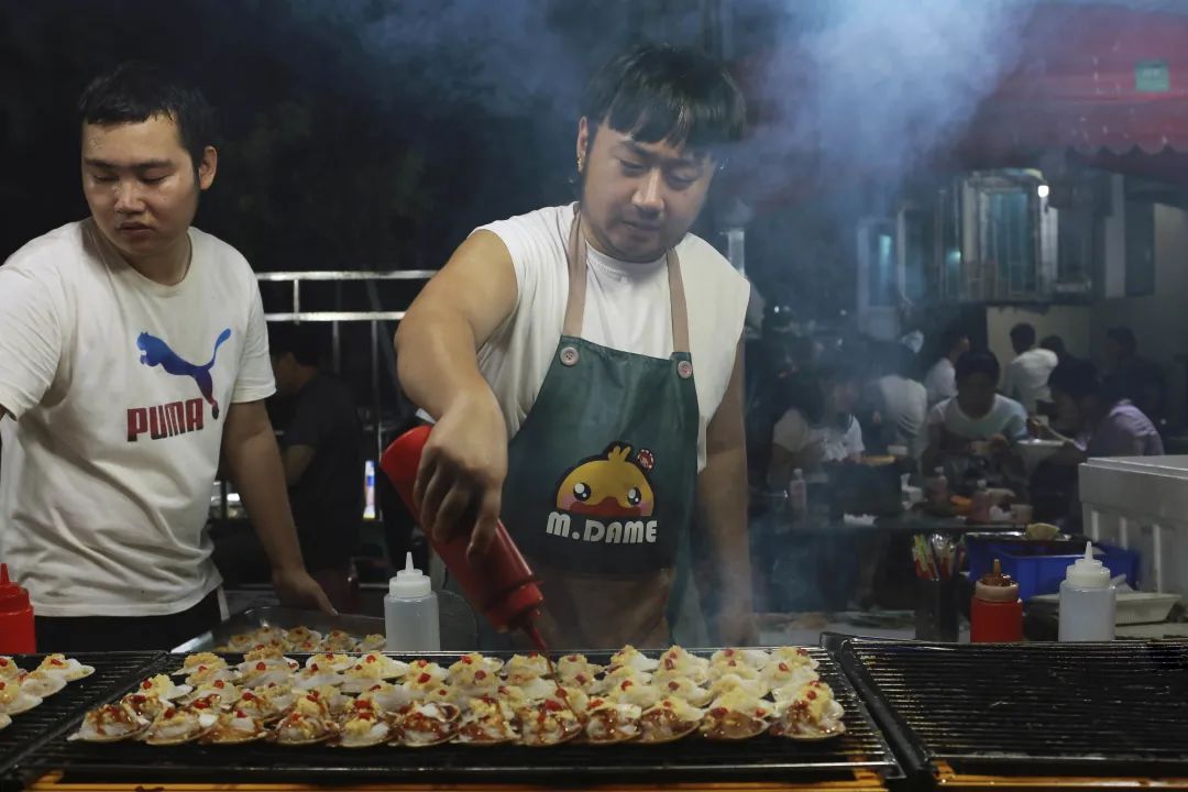 ▲烤海鲜是丹东夜市的一大特色