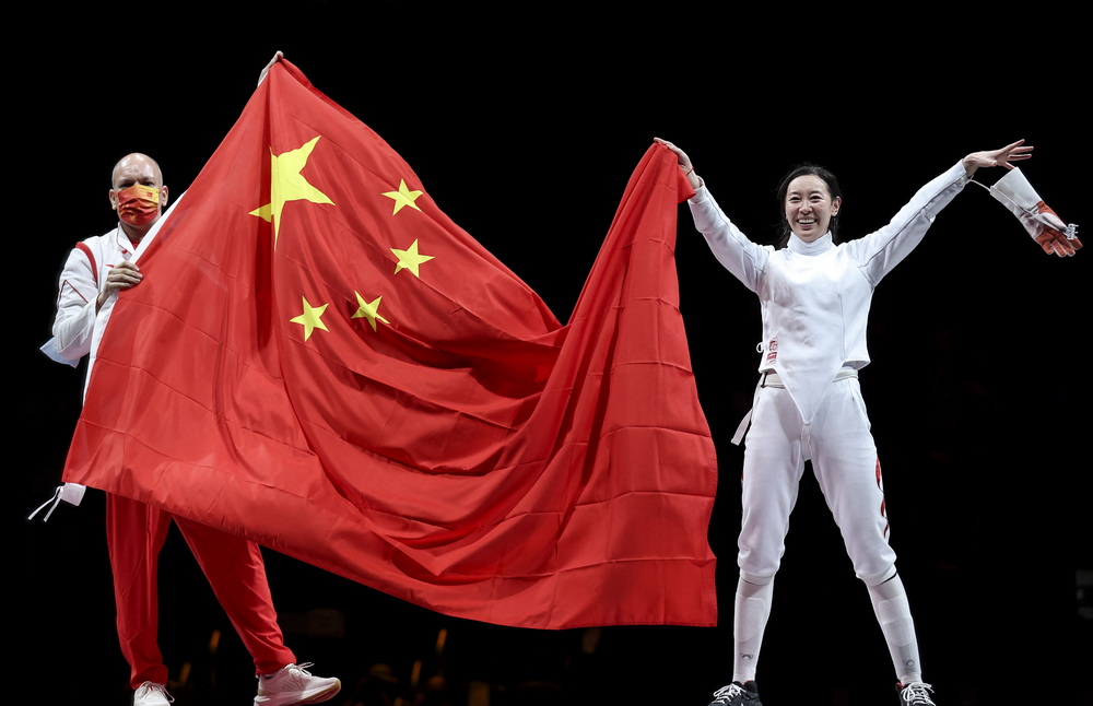 欧伯利和孙一文庆祝夺冠。欧伯利在当运动员时就是世界击剑传奇选手——他是2000年悉尼奥运会男子重剑个人银牌、2004年雅典奥运会男子重剑团体金牌获得者。2014年之后,欧伯利带领法国重剑队多次获得世锦赛、世界杯冠军,并在里约奥运会带领法国男子重剑队获得团体冠军。2016年9月至今,欧伯利出任中国击剑队男女重剑队教练。