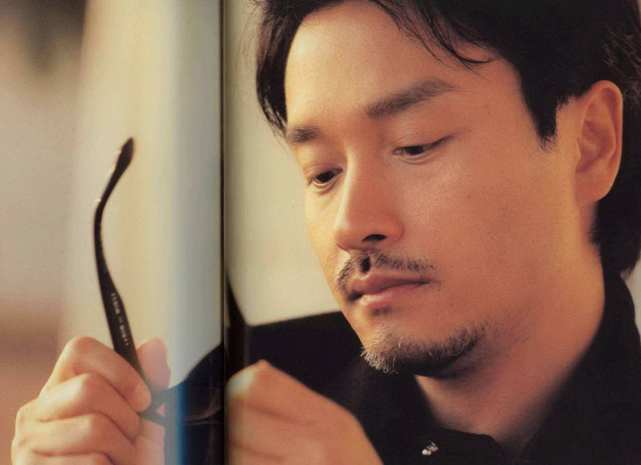 从1977年到2002年,张国荣出演了56部电影,票房累计突破七亿港币,个人