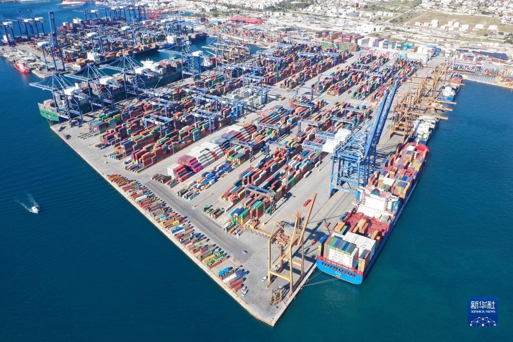这是希腊比雷埃夫斯港（2019年1月16日摄，无人机照片）。中国远洋海运集团运营的希腊最大港口比雷埃夫斯港已成为全球发展最快的集装箱港口之一。新华社记者 吴鲁 摄