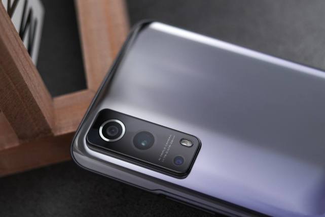 千元机市场有"料"才行,iqoo z3深空配色图赏__凤凰网