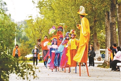 12名来自延庆区各地的小学生表演儿童高跷