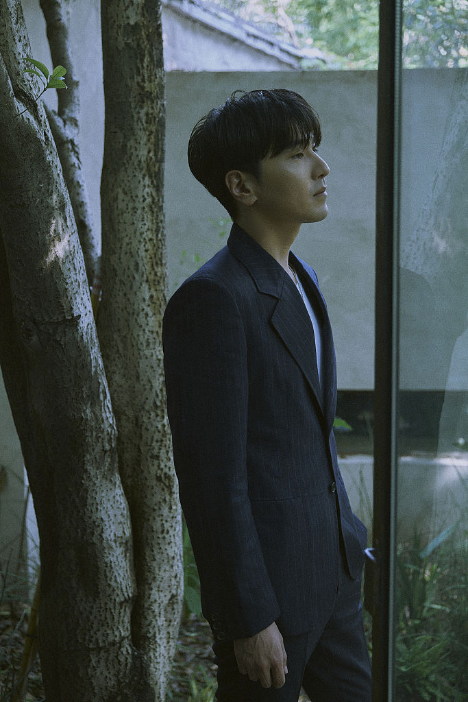 赵又廷插兜帅气迷人.赵又廷身材高大,高挑帅气.赵又廷绅士儒雅.