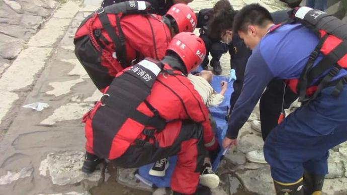 男子跳海命悬一线，上海消防采用“活饵救援”法下海“捞人”