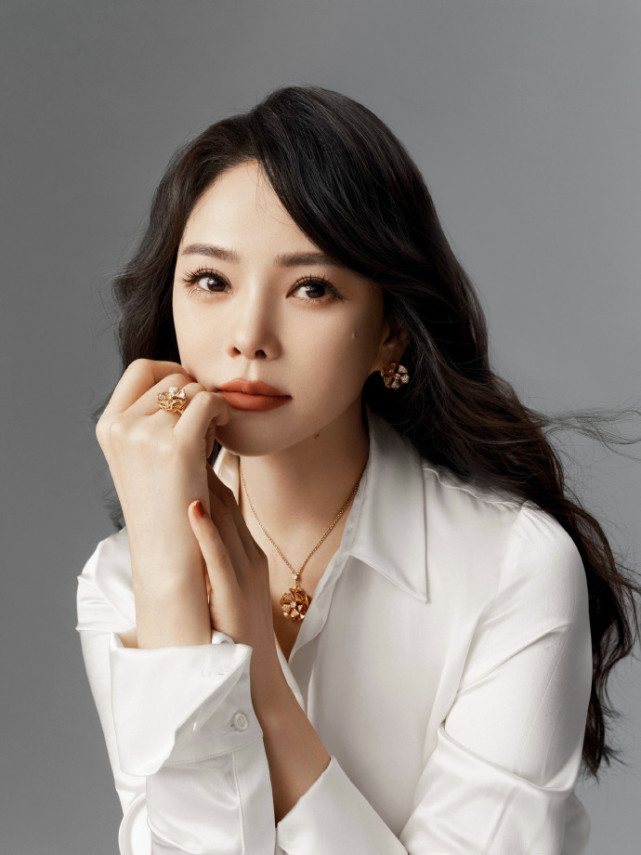 53岁伊能静与19岁儿子合体拍广告母子穿亲子装同框像姐弟