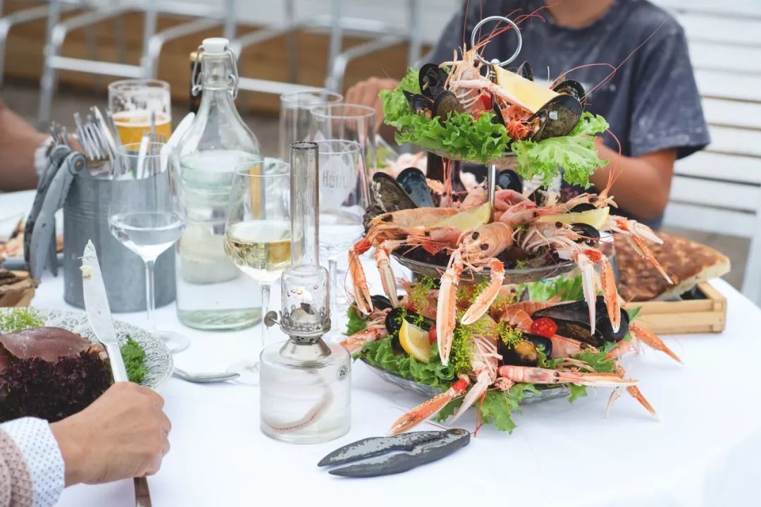 瑞典人也钟爱小龙虾还为他们举行派对