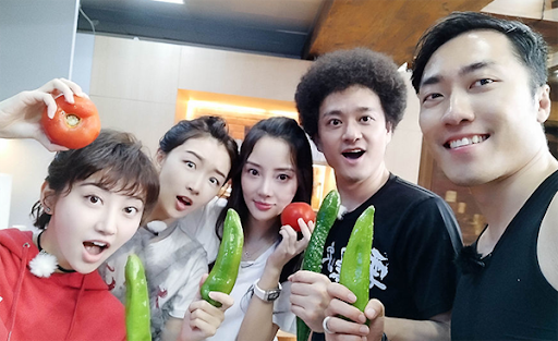 模特圈搞小团体互相拉踩白到跨越人种的何穗情史和超模塑料情