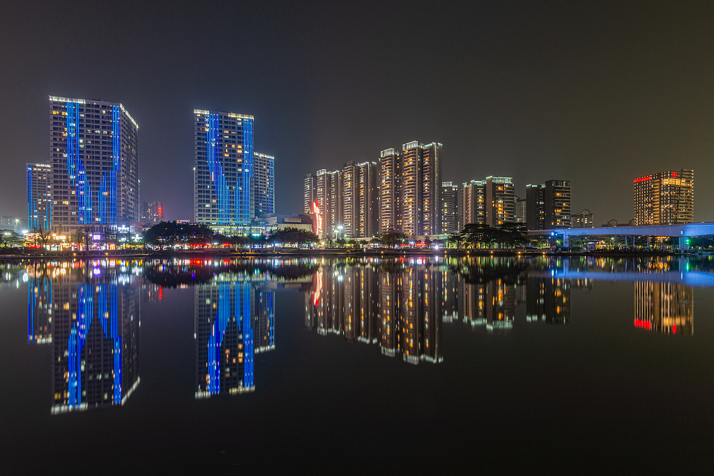 2021年3月9日,广州,南沙区黄阁镇蕉门河中心区域一带的城市建筑夜景迷人。(图片来源:视觉中国)