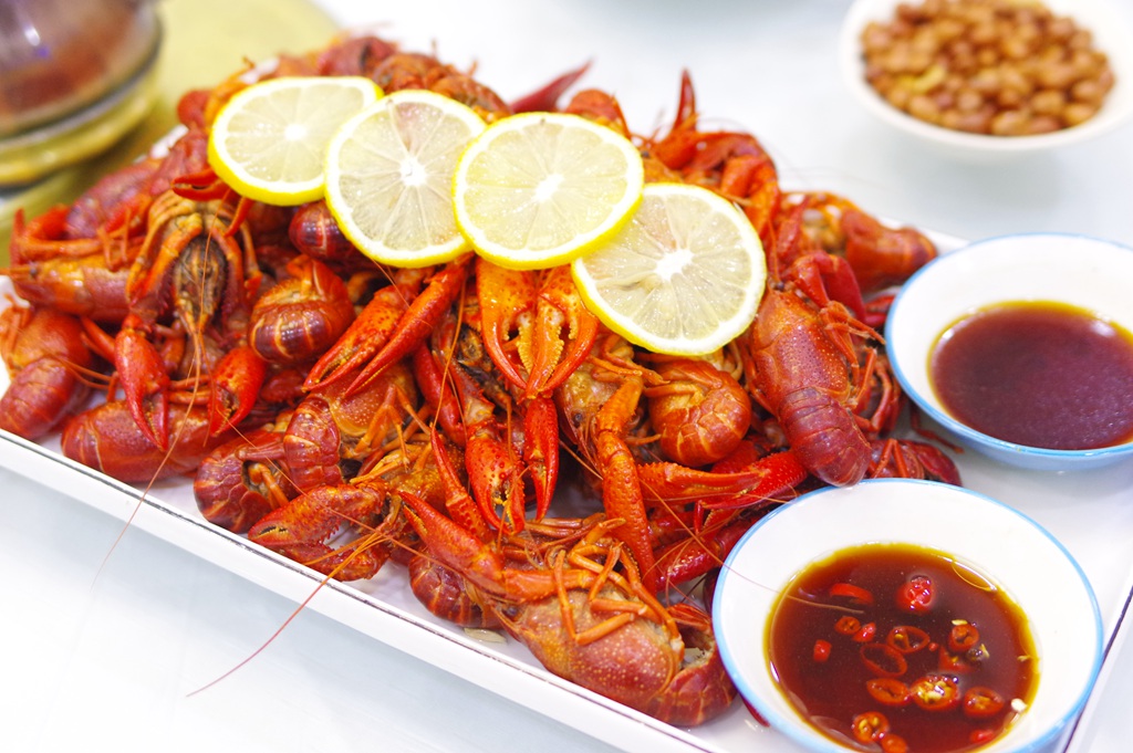 这是柠檬蘸汁味的:感觉就是白灼小龙虾虾上盖些柠檬片,再搭配一碟醋