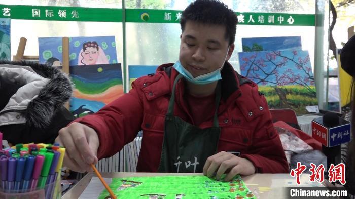 正在画画的李畅然。 岳依桐 摄
